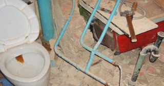 Профессиональный демонтаж перегородки ванной и туалета в Миассе - от 575 рублей